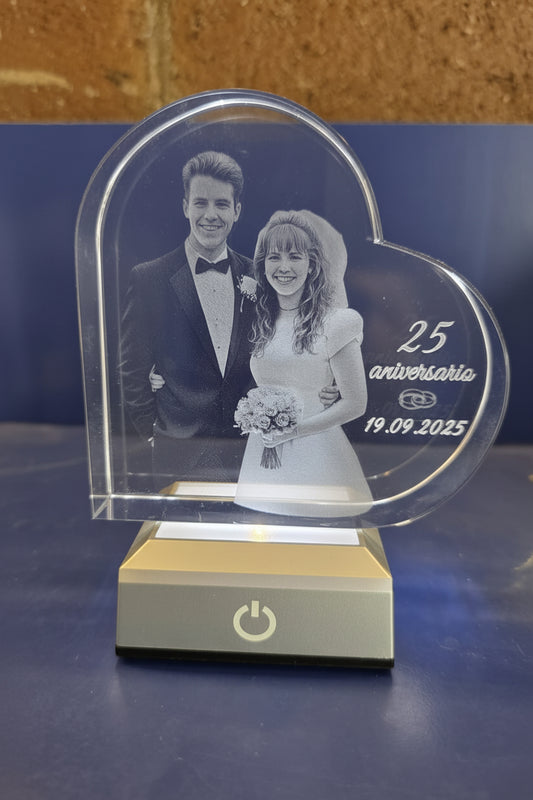 Corazón de cristal iluminado con el grabado 3D de dos personas 25 aniversario bodas de plata, con fecha