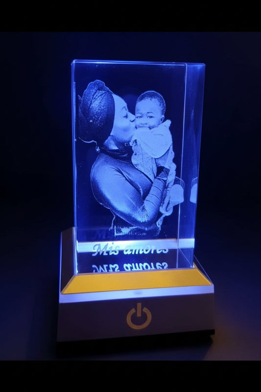 Cubo pequeĂąo de cristal personalizado con foto 2D 3D y base luminosa LED â Barcelona Crystal