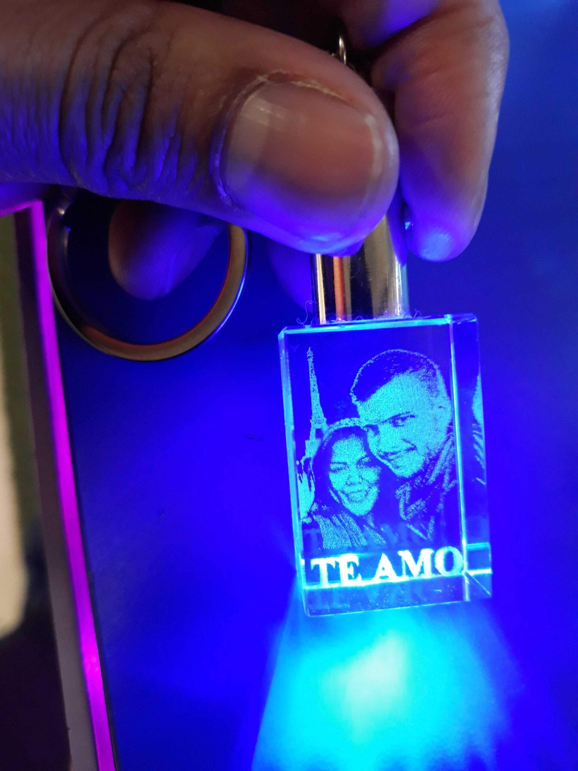 Llavero de cristal (2×3×1,5 cm) con foto personalizada grabada con láser, retroiluminado en azul