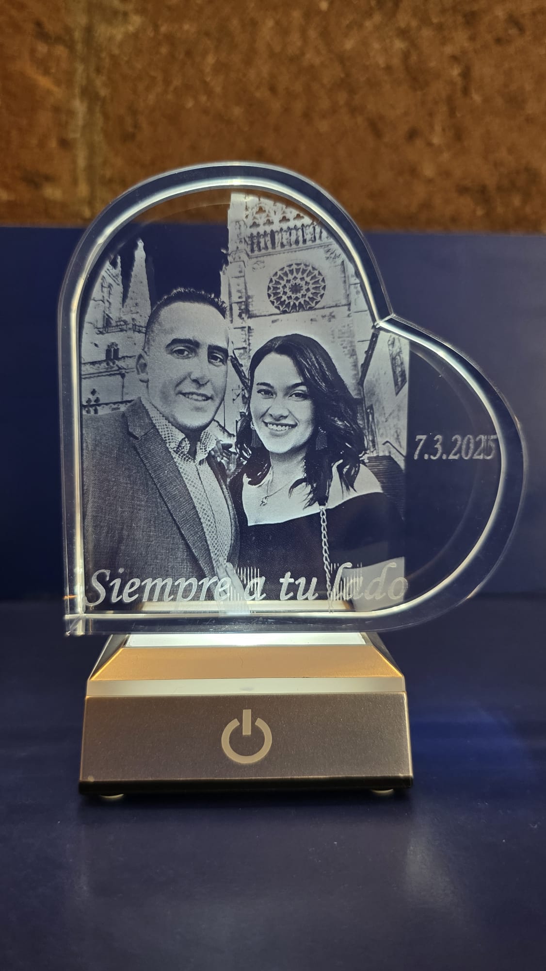 Cristal corazón personalizado 3D con fecha 7.3.2025 y frase Siempre a tu lado