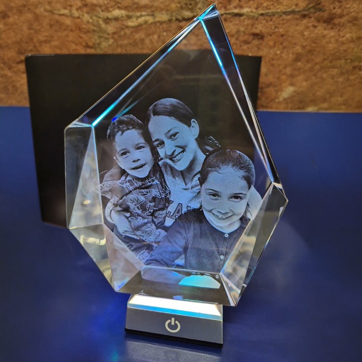 Diamante Grande de Cristal Personalizado con Foto 3D y Base Luminosa - personalizado en 3D con base luminosa - Barcelona Crystal