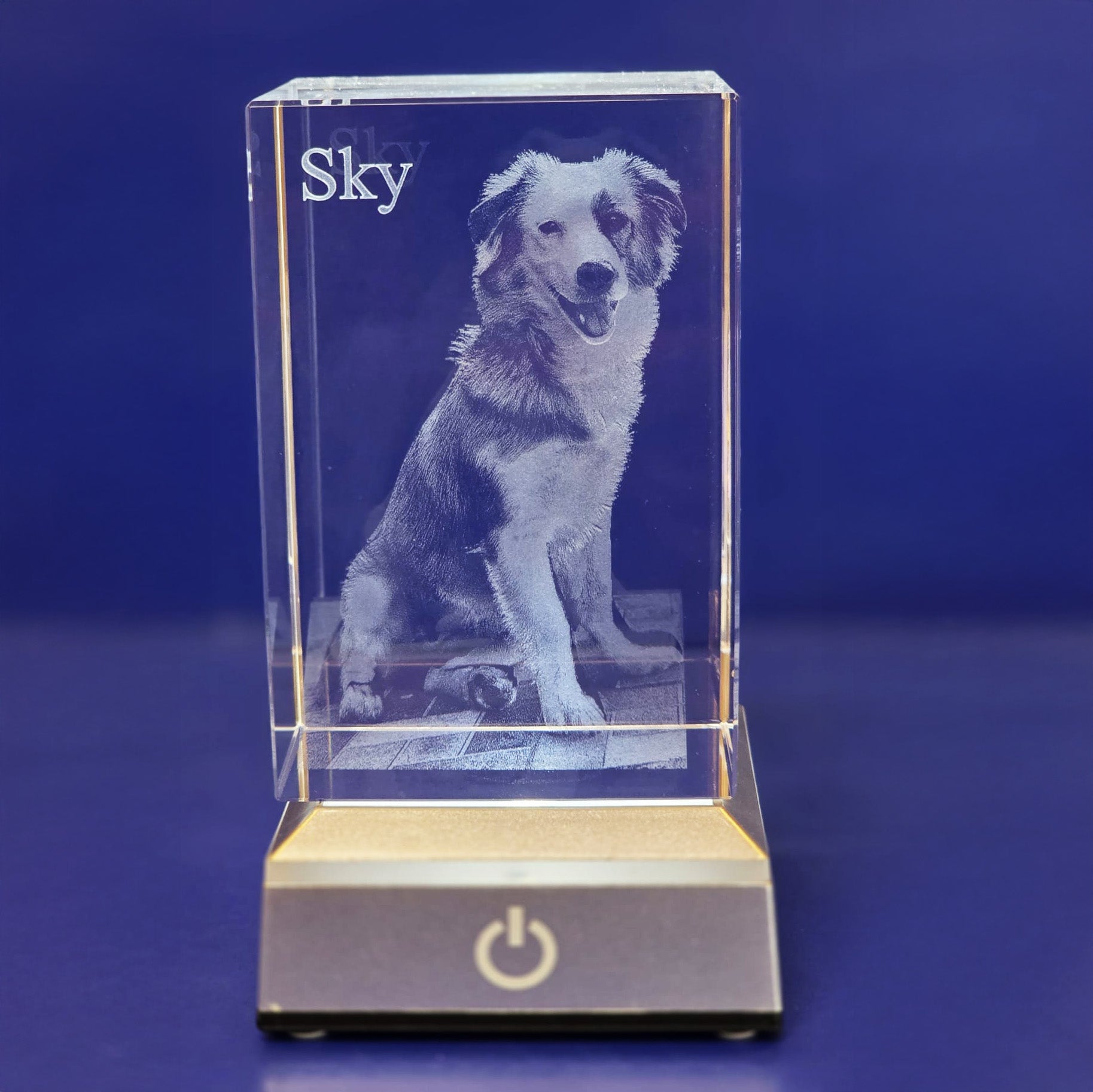 Un recuerdo eterno: Cristal de alta calidad grabado con láser 3D. Incluye base LED táctil.